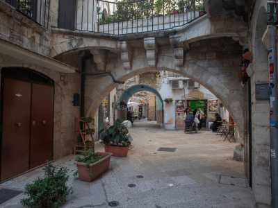 Si tratta di un raffinato passaggio in pietra realizzato nel Medioevo e poi rimodulato secondo lo stile cinquecentesco dalla famiglia dei Maraveglia (o Mareviglia). In realt� per� il suo nome viene collegato, pi� che alla nobile stirpe, a un fiabesco aneddoto che vede come protagonisti due innamorati